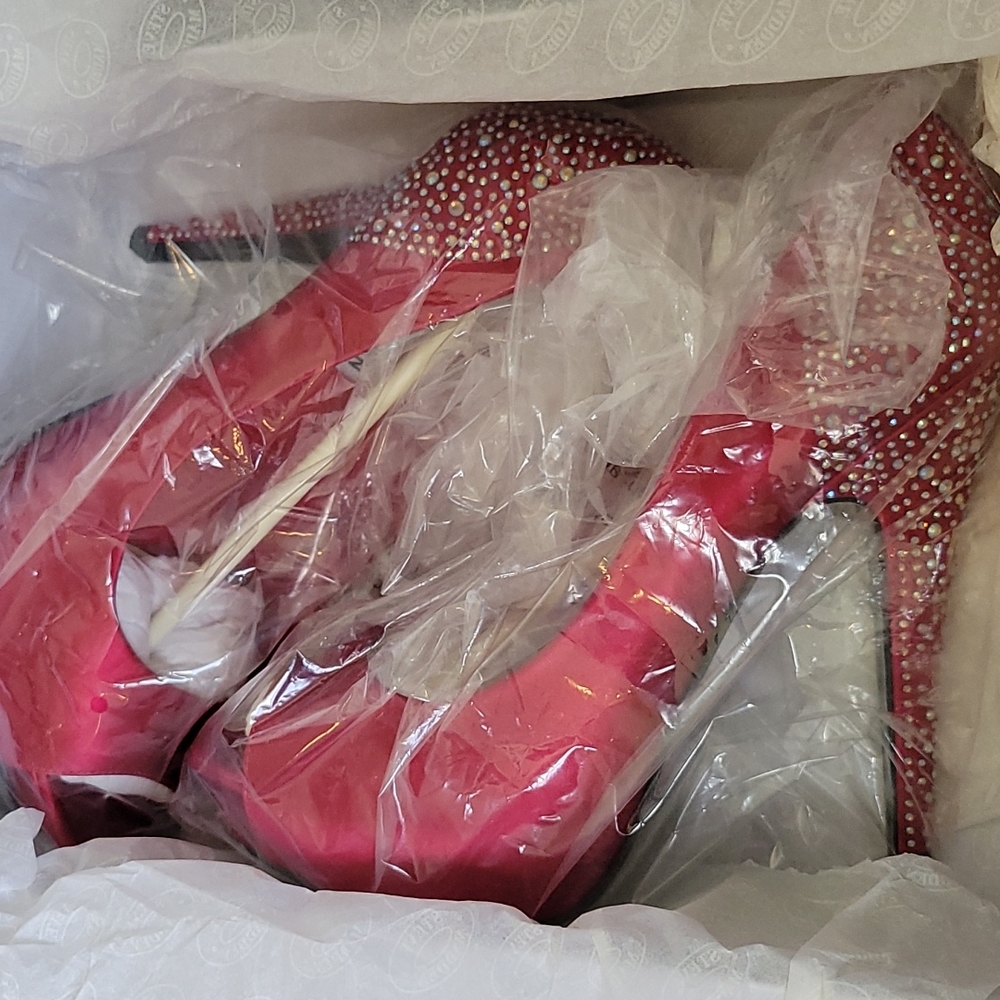 NEW, in box, Steve madden red sparkle high heel